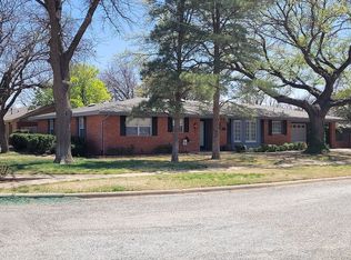 201 Sunset Dr, Hale Center, TX 79041