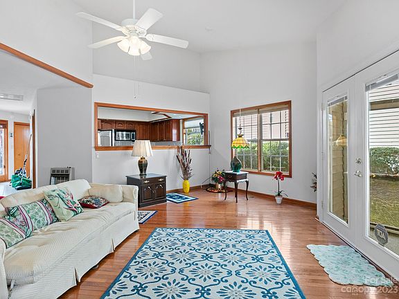 4th image of 386 Laurel Park Pl