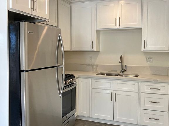 4th image of 530 Junipero Ave APT 9
