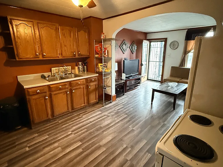 214 N George St — Photo 3