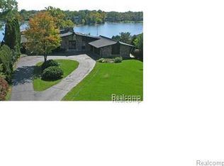 5081 Commerce Rd, Orchard Lake, MI 48324