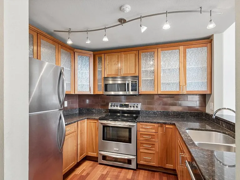 Kitchen w/ granite couter tops