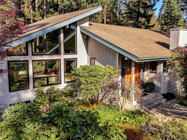 10720 Derrick Rd, North Saanich, BC V8L 5M8