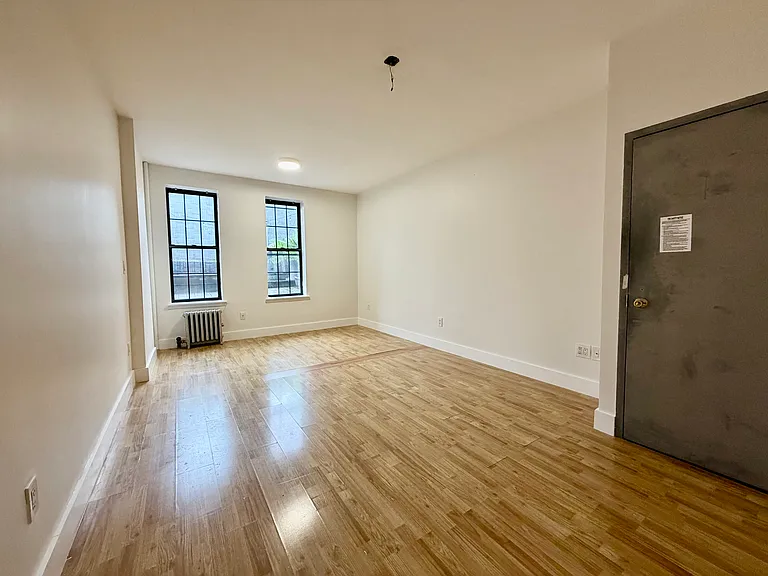 603 Seneca Ave #2L — Photo 1