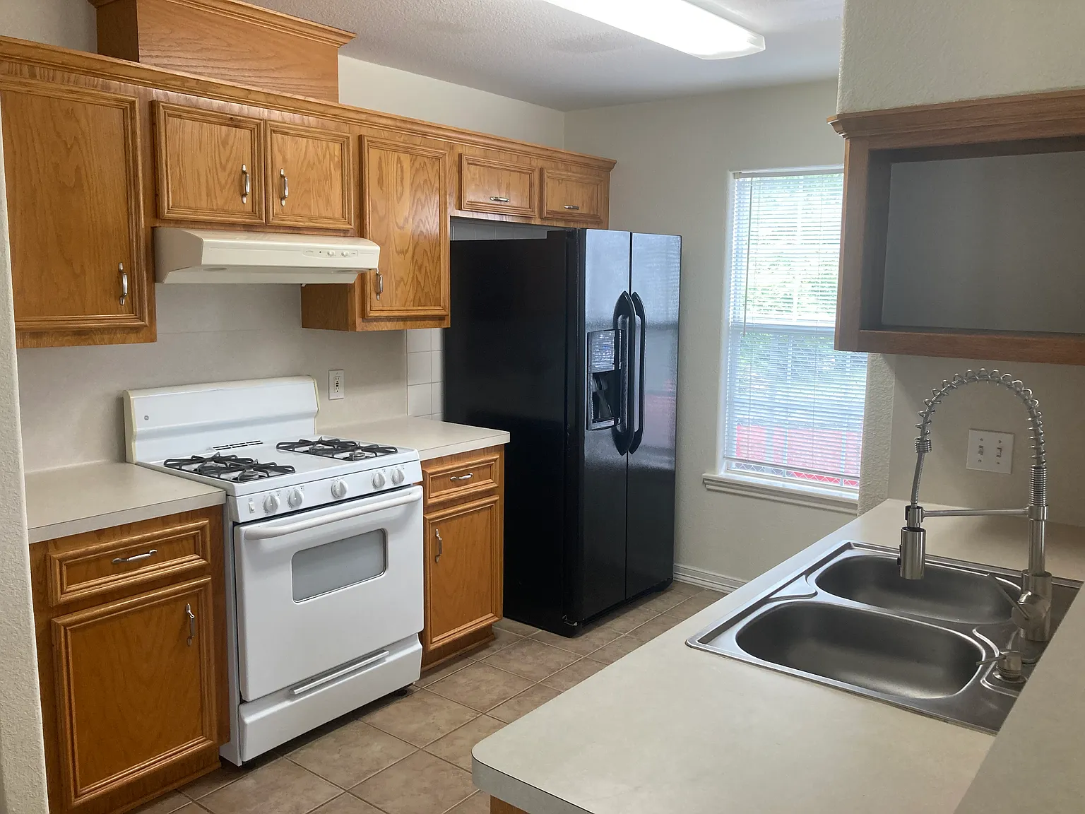 2 bed, 1.5 bath, 1400 sqft, $1,500 — Photo 3