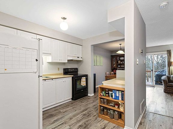 3rd image of 1055 Gordon St #11
