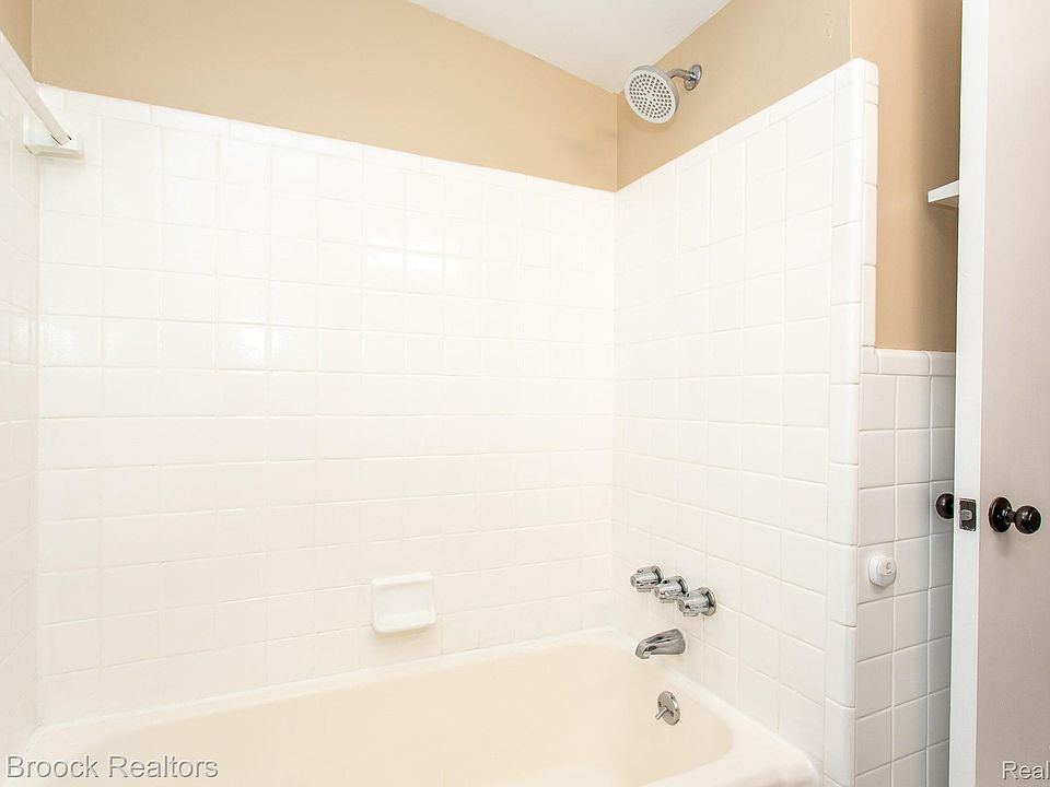 10444 Vernon Ave, photo 24
