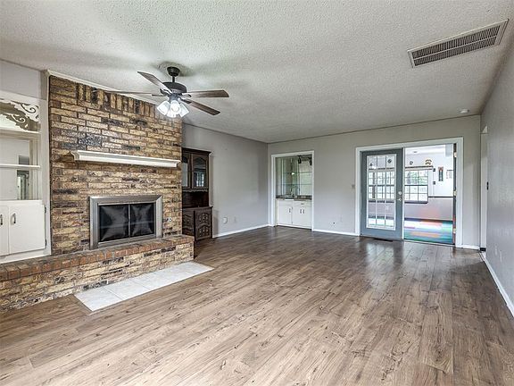 4th image of 3904 Redbud Ln