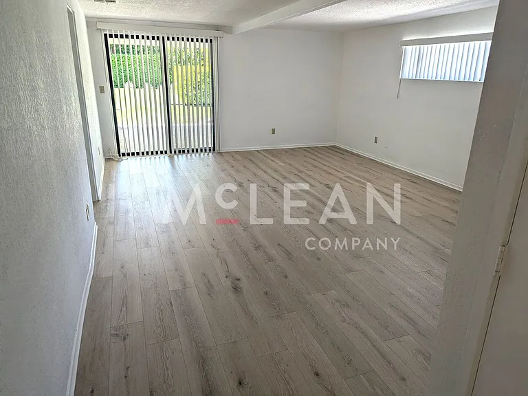 2737 E Plaimor Ave — Photo 24