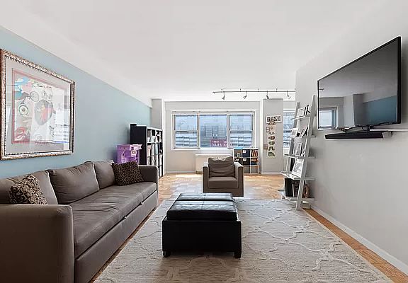 3rd image of 211 E 53rd St APT 3D