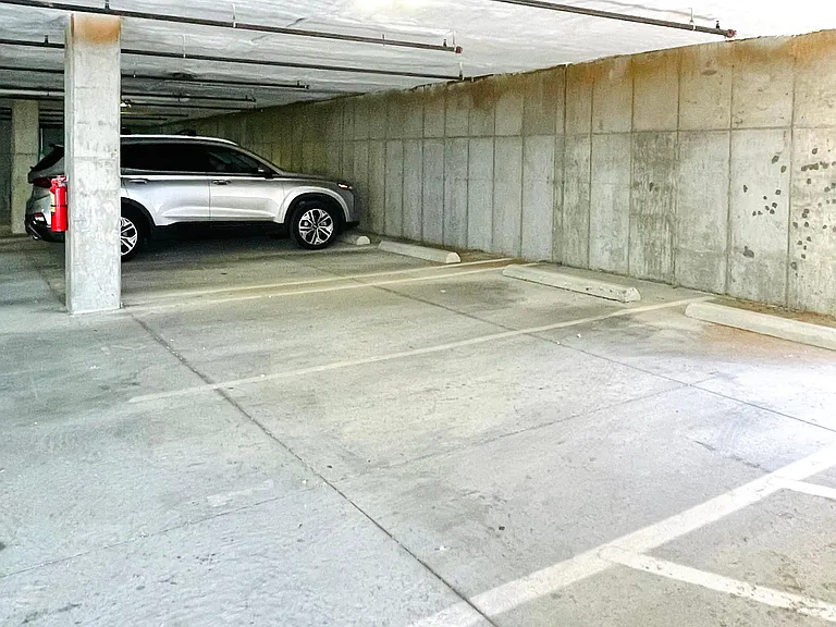 Garage parking space for 1 vehicle
