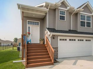241 Sierra Park Dr, Hills, IA 52235