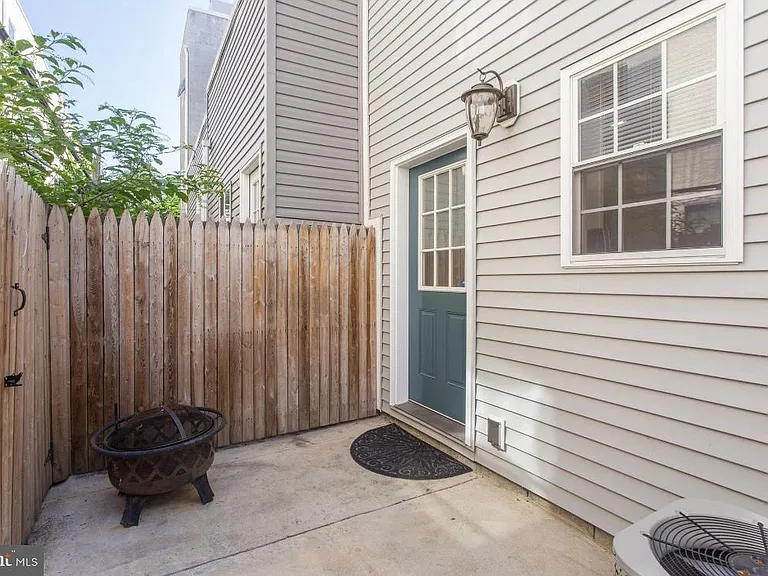 1322 S Bancroft St — Photo 8