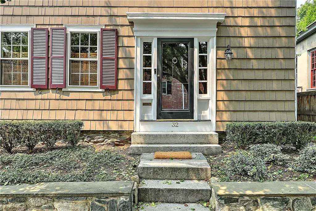 4 bed, 2.5 bath, 2500 sqft, $4,400 — Photo 1