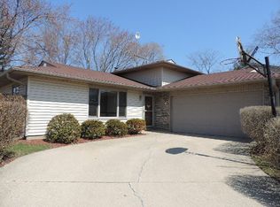 910 Borden Dr, Roselle, IL 60172