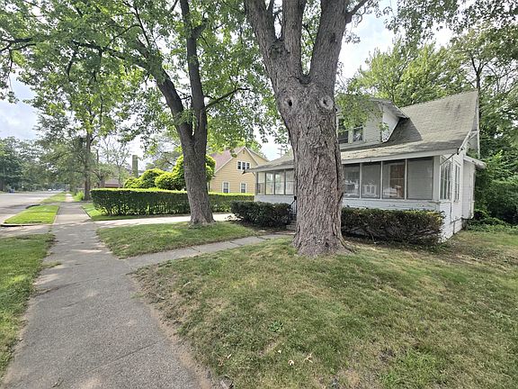 3rd image of 2209 Hoyt St