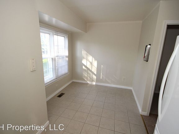 5th image of 602 Ivy League Ln