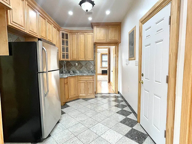 252 Devoe St #V — Photo 2