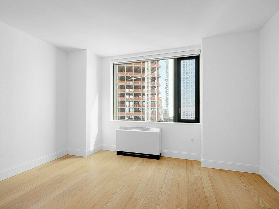1st image of 10 City Pt APT 39C