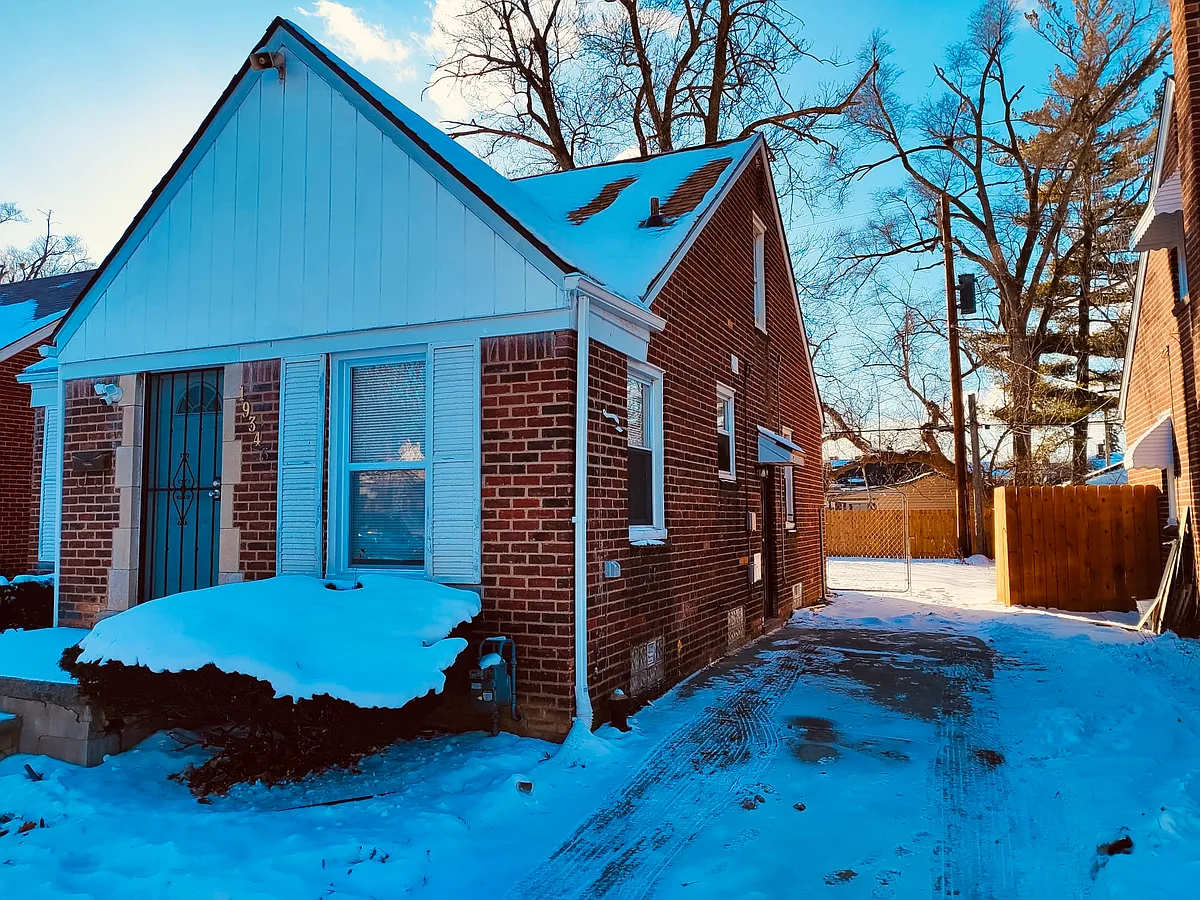 Building Photo - 19345 Plainview Ave