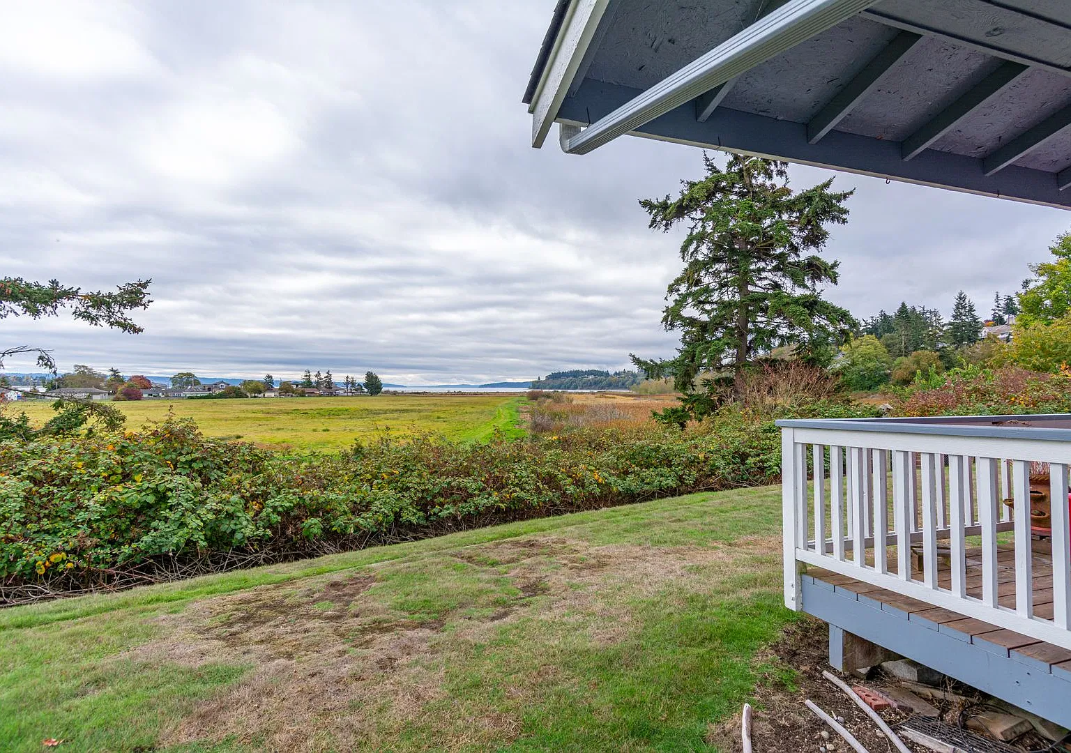 Fully Furnished 3-Bedroom Condo with Water & Mountain Views — Photo 4