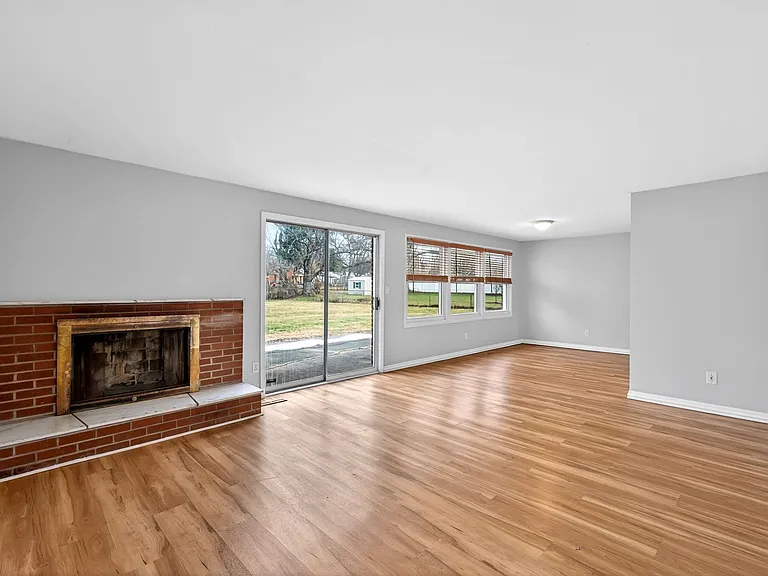 95 Goldengate Dr — Photo 2