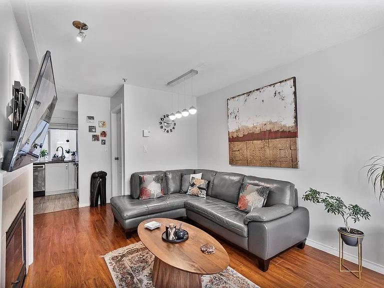2106 Yew St — Photo 3