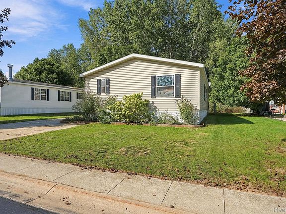 2nd image of 28034 Charlemagne St