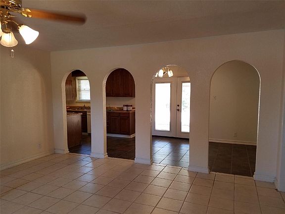 4th image of 702 Jones St