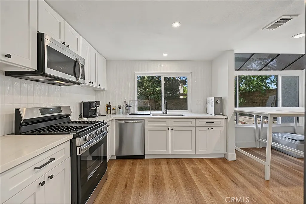 4 bed, 2327 sqft, $5,500 — Photo 1