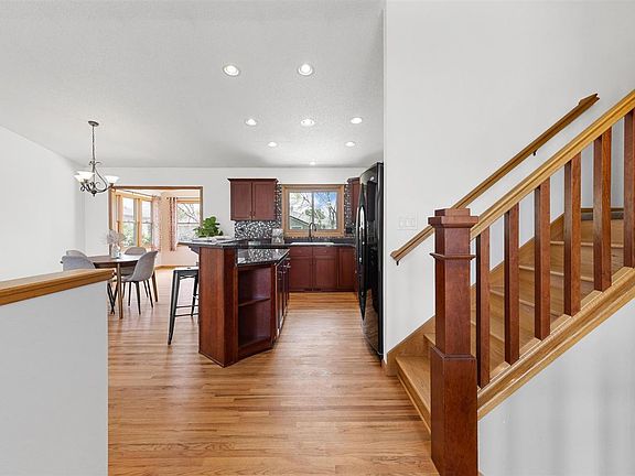 3rd image of 815 Saint Andrews Dr