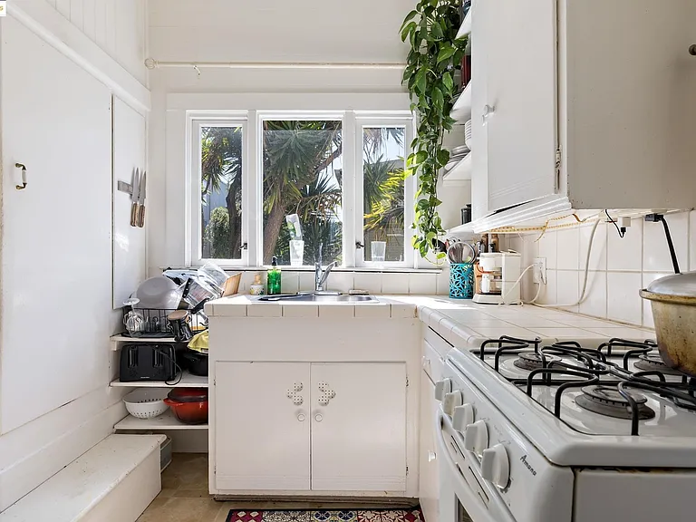 102 Hamilton Pl — Photo 1