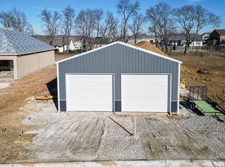 2 Stone Creek Ave, Tonganoxie, KS 66086