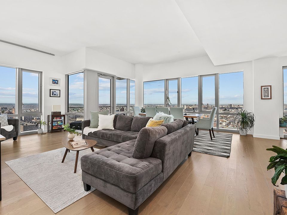 1st image of 75 Park Ln S #Penthouse 3701