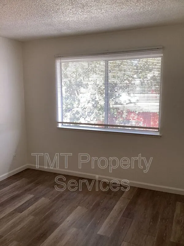2 bed, 1.0 bath, 700 sqft, $1,550 — Photo 3