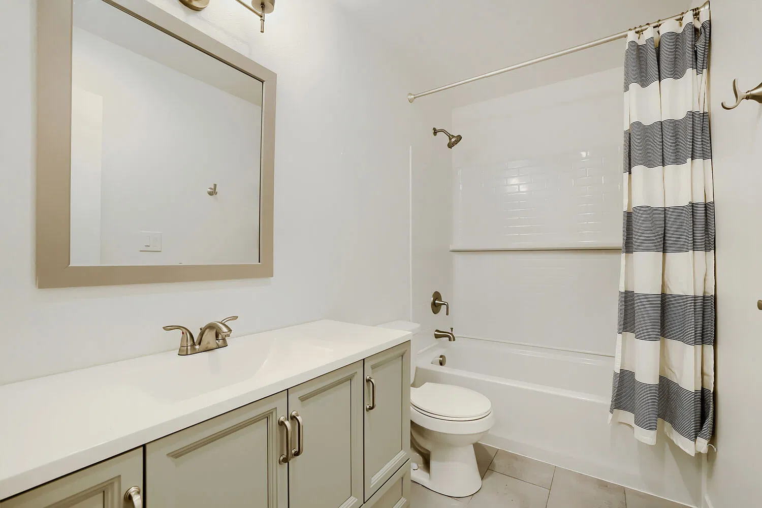 2 bed, 866 sqft, $2,100 — Photo 1