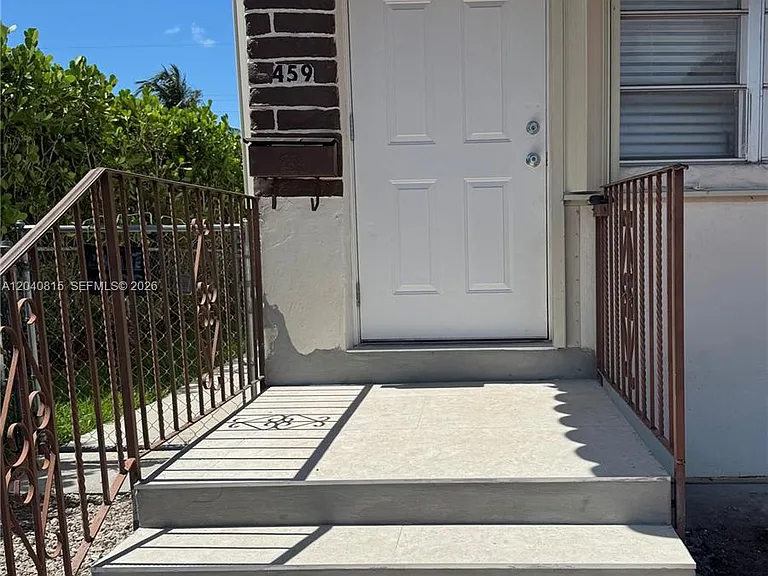 459 SE 3rd St — Photo 4