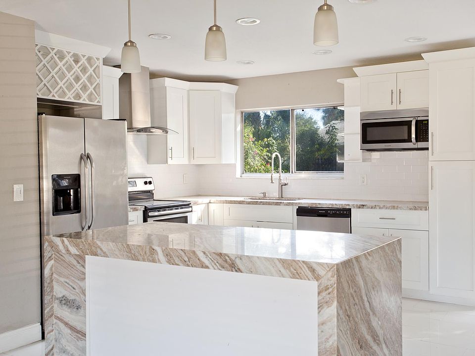 Kitchen with large island