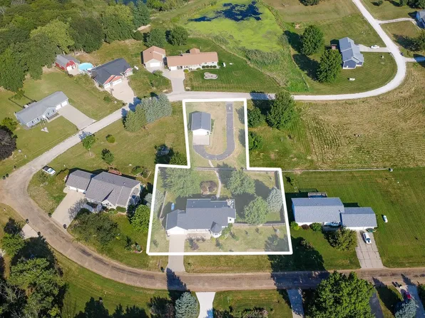 157 Skyline Dr, Knoxville, IA 50138