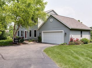5307 Cristo Dr NE, Rockford, MI 49341