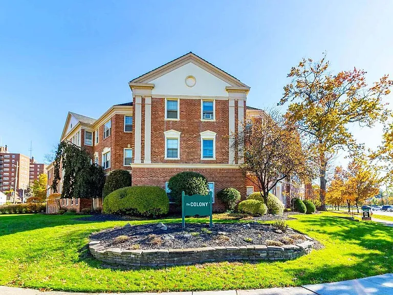 Smartland Colony Apartments | 2809-2949 Van Aken Blvd, Shaker Heights, OH 44120 — Photo 2