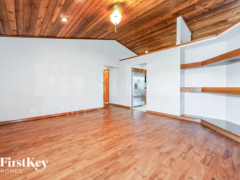 878 Daffodil Dr — Photo 3