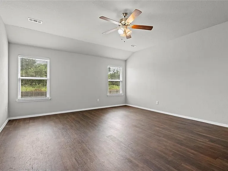 313 Woodcreek St — Photo 10
