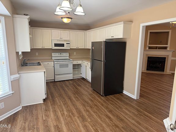 3rd image of 313 Opal Ln