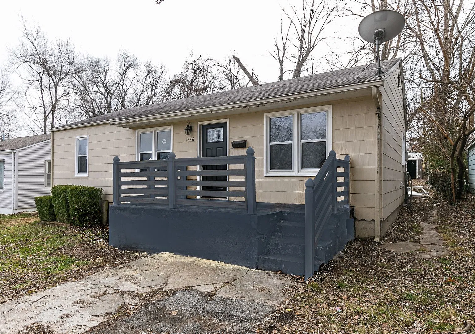 Remodeled 3 Bedroom | 1 Bathroom | Fenced Backyard Home In A Quiet Neighborhood! We Welcome Pets! — Photo 2
