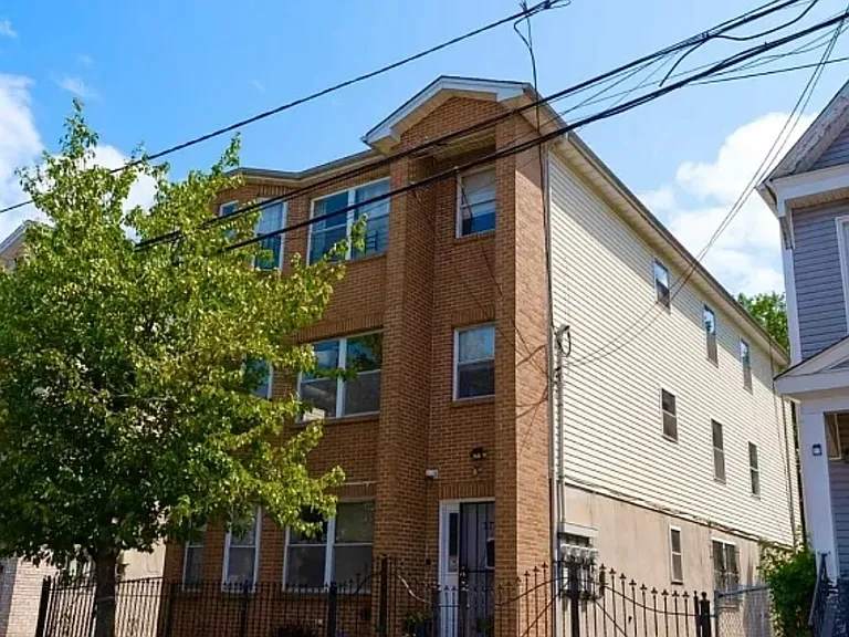 372 Grove St — Photo 1