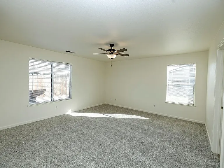 2012 Spring Ln — Photo 10