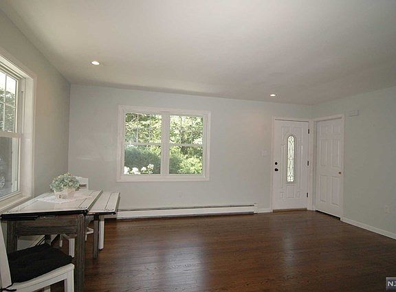 4th image of 409 Biglow Ln