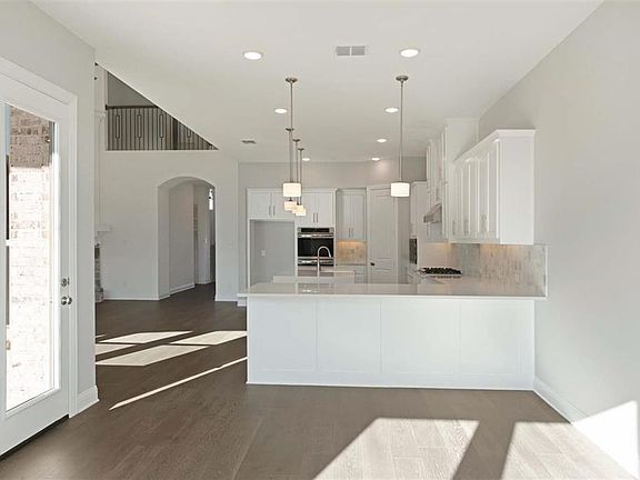 3rd image of 800 Overton Ave