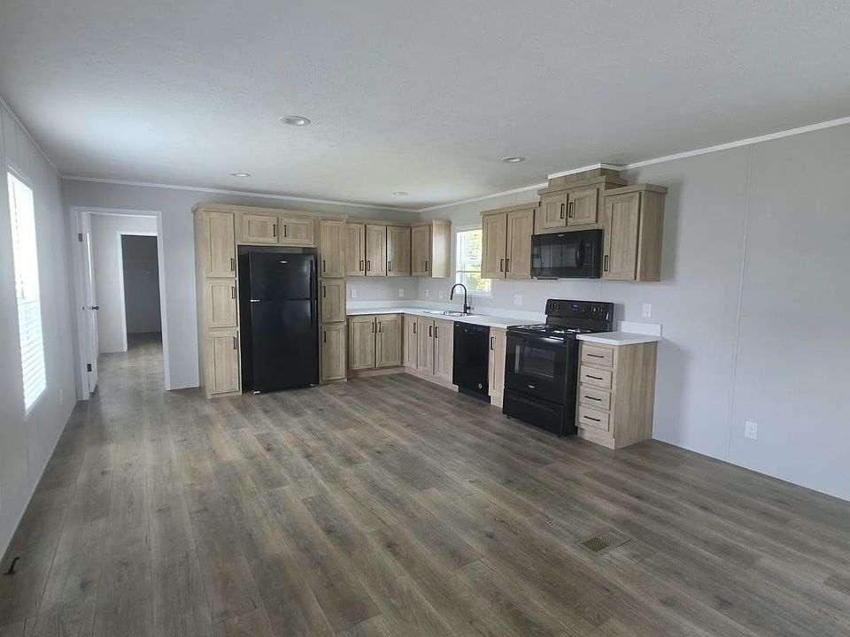 Redman Flyer 1707 E Blanchard Ave #18, Hutchinson, KS 67501 | Zillow